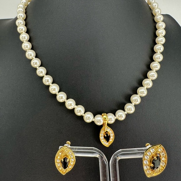 Classy Accessory Set Vintage Black and Faux Pearl Jewelry  Necklace and Earrings - Picture 3 of 16